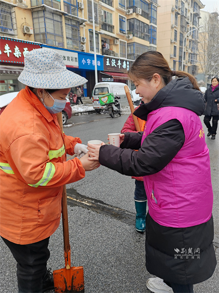 志愿者为户外劳动者送上姜茶.jpg