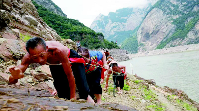 三峡纤夫再现秭归新滩